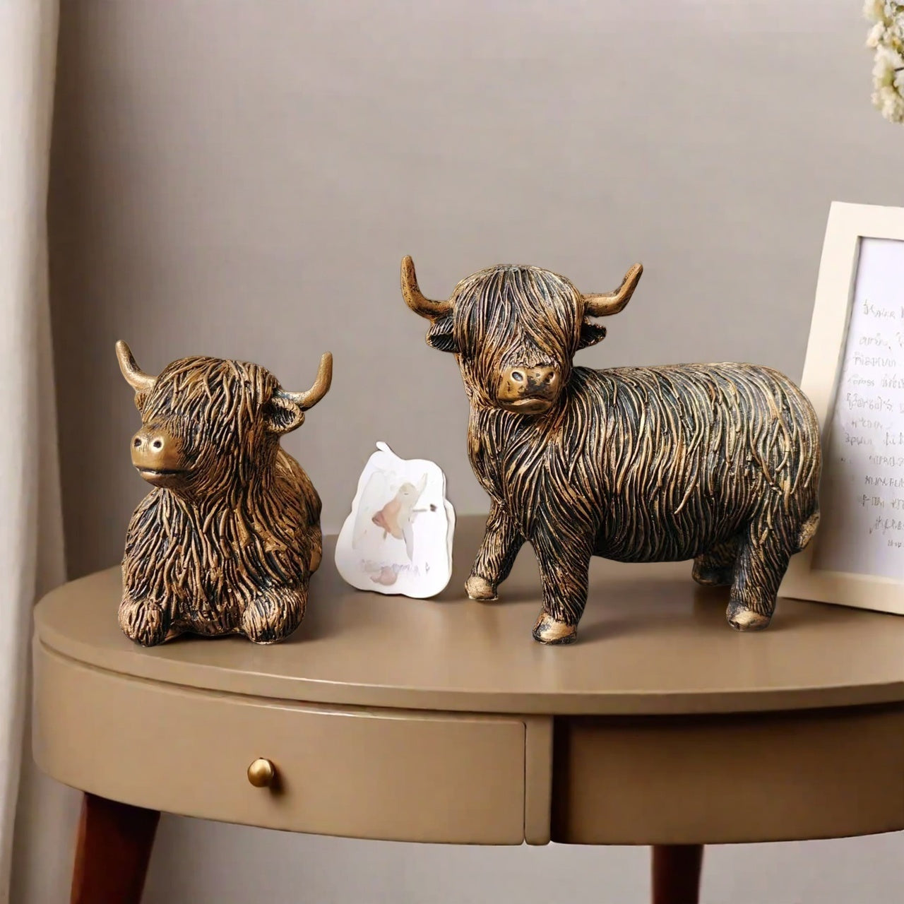 BrassBovines | Set van 2 Highland Cow-beeldjes – Ornamenten van hars met gouden messing afwerking