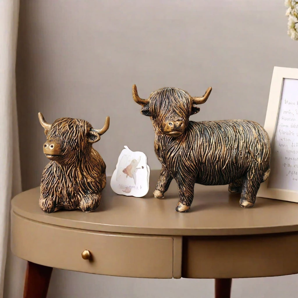 BrassBovines | Set van 2 Highland Cow-beeldjes – Ornamenten van hars met gouden messing afwerking