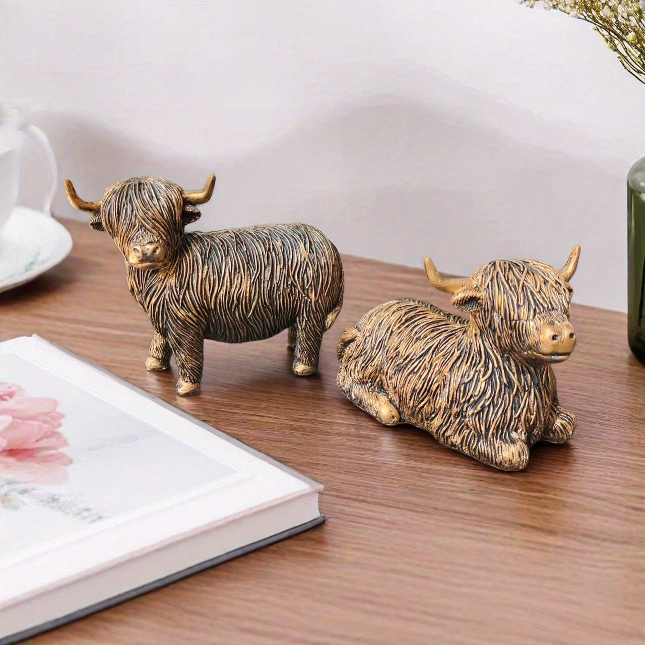 BrassBovines | Set van 2 Highland Cow-beeldjes – Ornamenten van hars met gouden messing afwerking