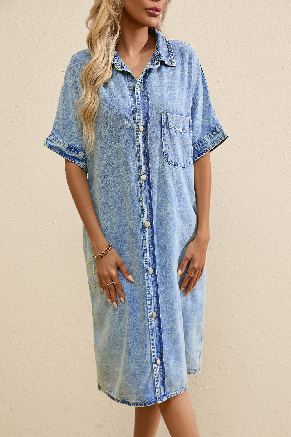 Venora | Denim midi-shirtjurk met korte mouwen – knoopsluiting, casual zomerstijl, lichtblauwe wassing