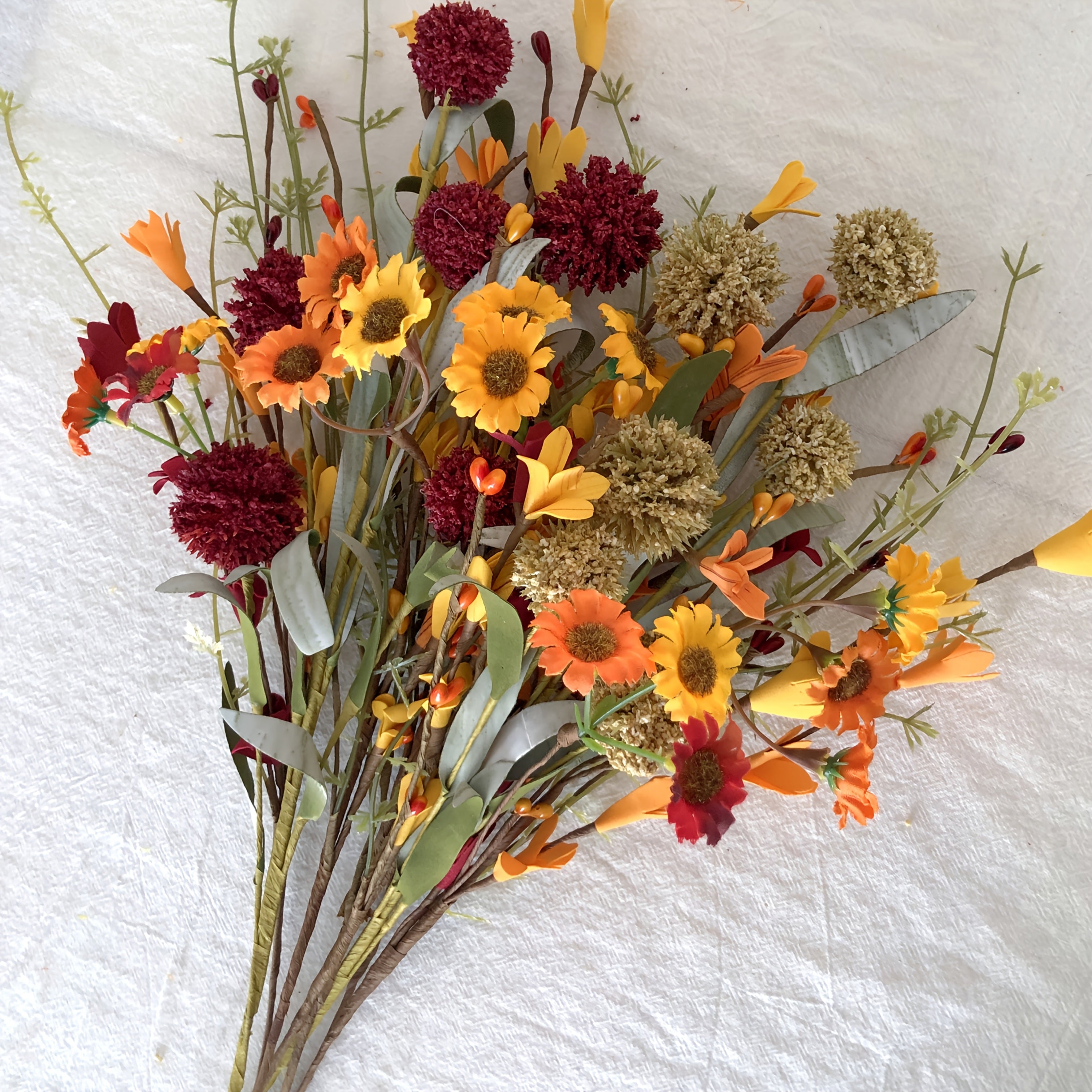 HarvestBloom | 6-pack kunstbloemen voor de herfst – witte en rode paardenbloemen, hortensia's, madeliefjesstelen