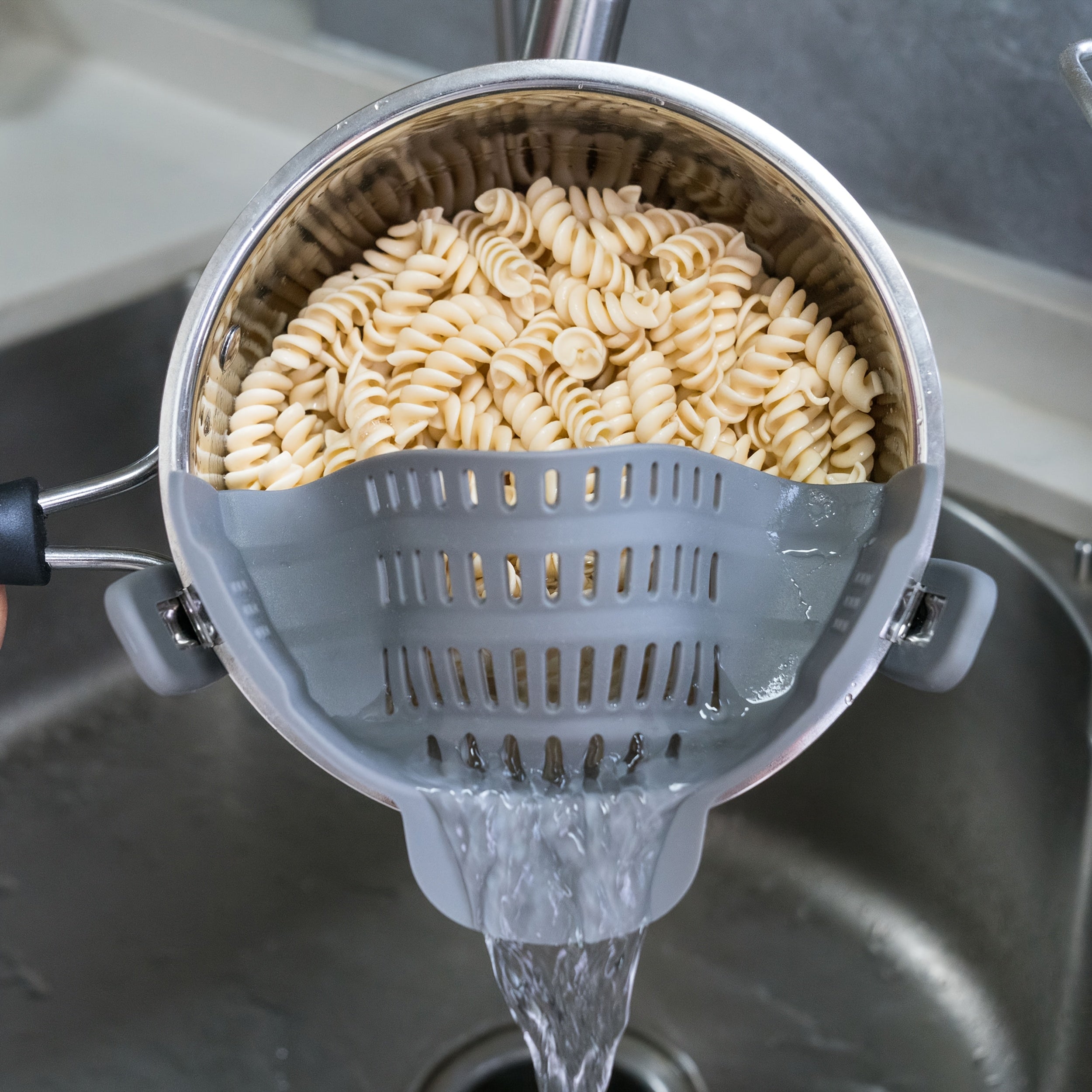 SnapStrain | Clip-on pot- en pannenzeef – Duurzame plastic vergiet voor pasta, groenten en fruit