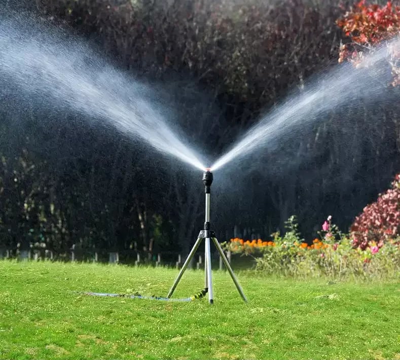 HydroTripod | 360° driepoot gazonsproeier – verstelbare hoogte, roterend tuinirrigatiesysteem