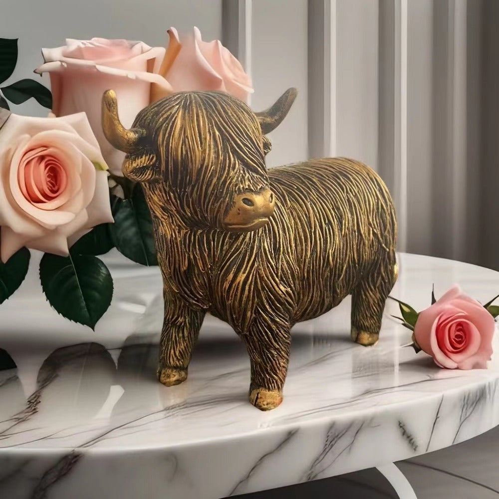 BrassBovines | Set van 2 Highland Cow-beeldjes – Ornamenten van hars met gouden messing afwerking