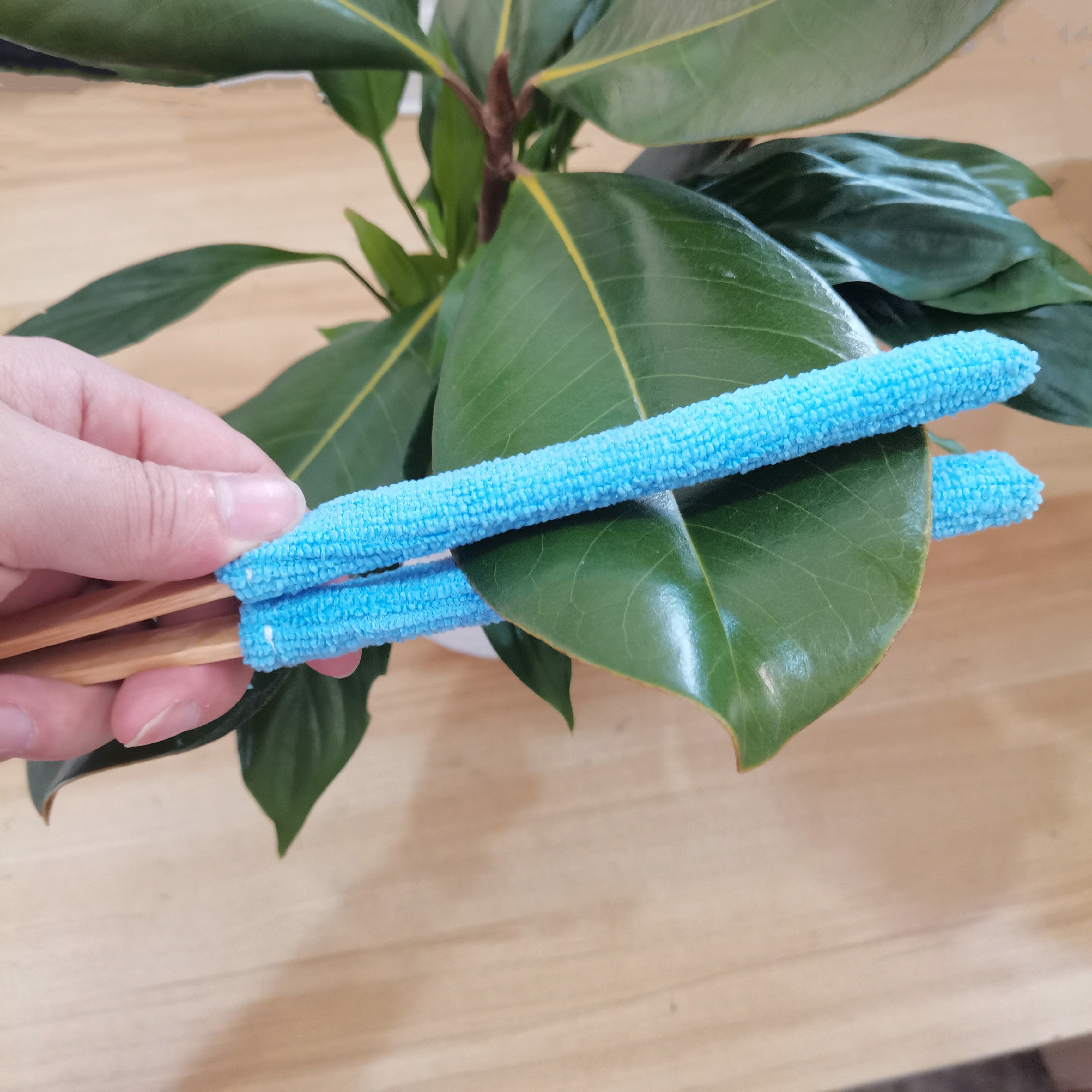 CleanLeaf | Handmatige Bladerenborstel – Microvezel met Zachte Borstels, Houten Handvat voor Thuis