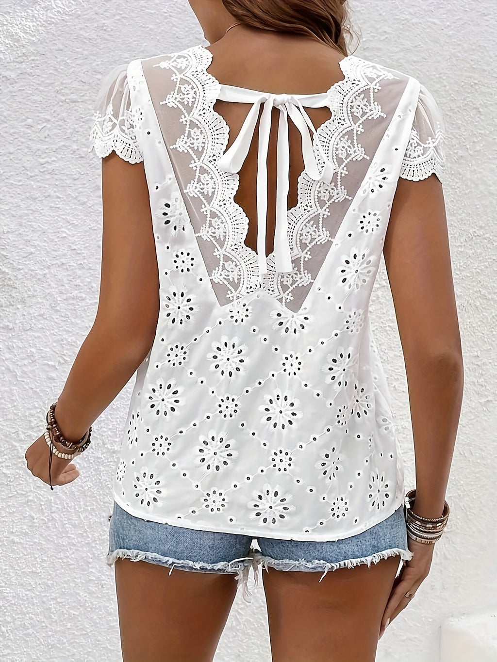Ilynn | Slim fit kanten blouse voor dames – Witte boho-top met korte mouwen en mesh