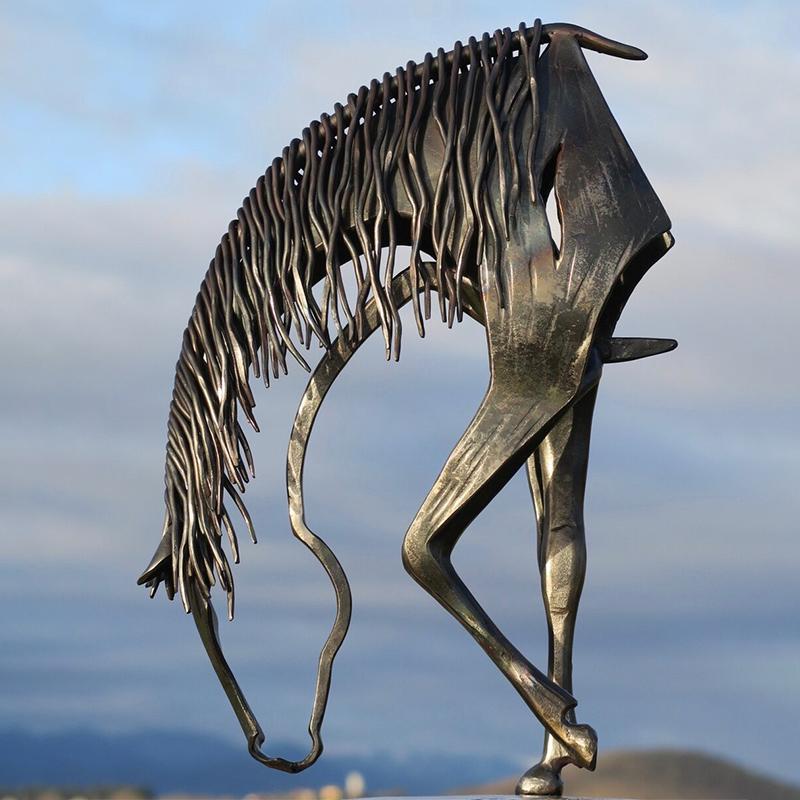 Equestro | Tuinpaardbeeldhouwwerk - Decoratief metalen buitenpaardbeeld voor in de tuin