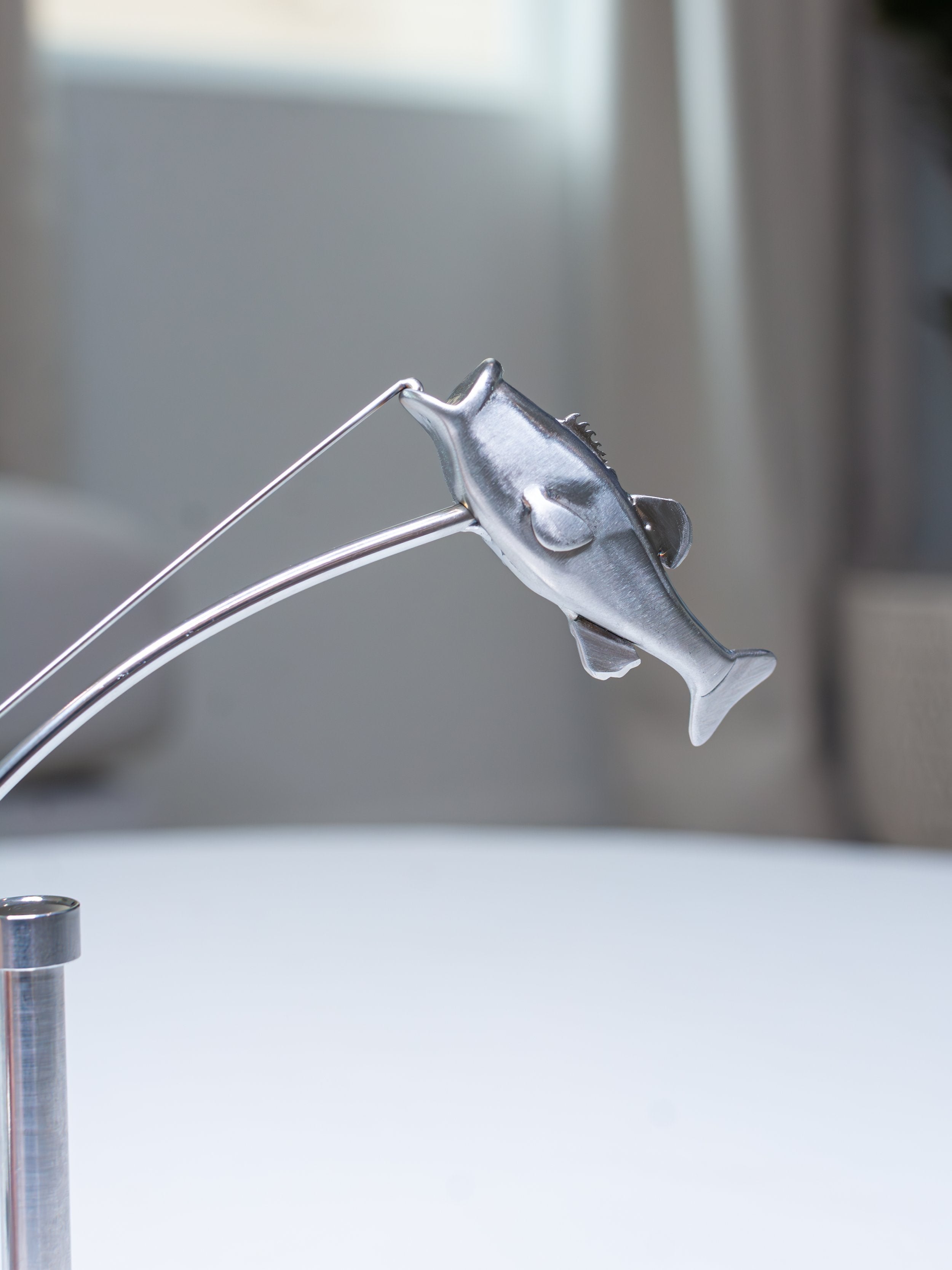 TideForm | Vissersbalanssculptuur, roestvrijstalen bureauornament, kinetische kunst, woondecoratie