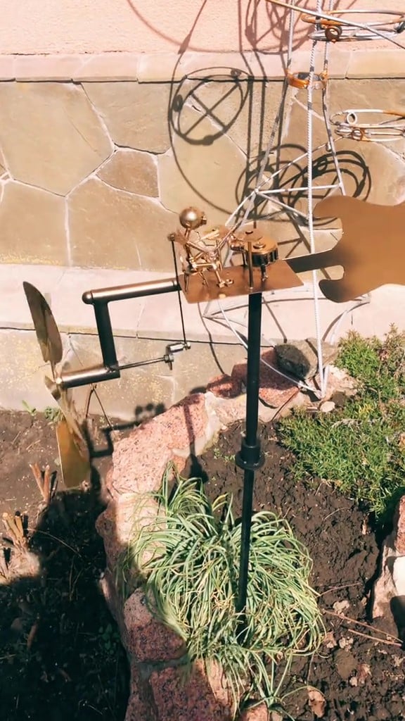MetalBeat | Handgemaakte metalen windmolen “Rock Band” - bewegend tuinornament, buiten kinetisch beeldhouwwerk