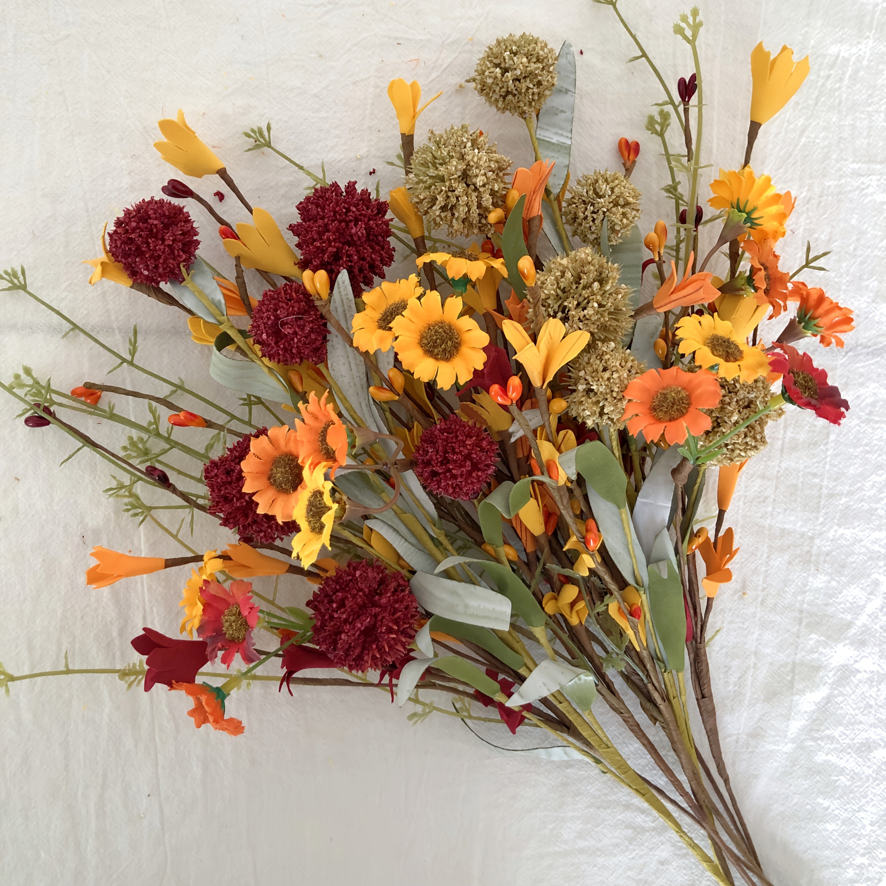 HarvestBloom | 6-pack kunstbloemen voor de herfst – witte en rode paardenbloemen, hortensia's, madeliefjesstelen