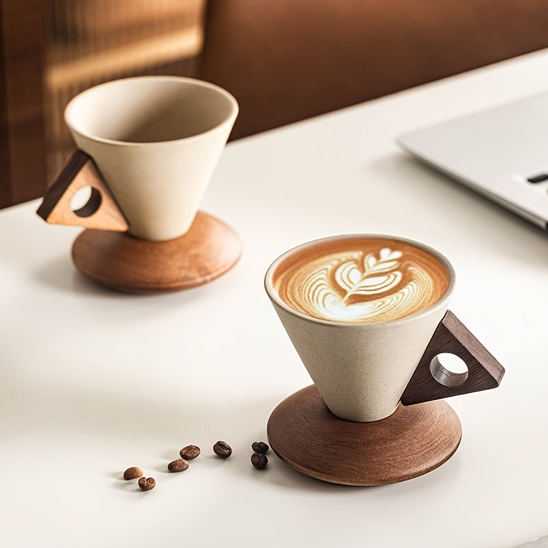 Cuporia | Handgemaakte keramische koffiekop met trechtervormige tuit, houten handvat en onderzetter van echt hout