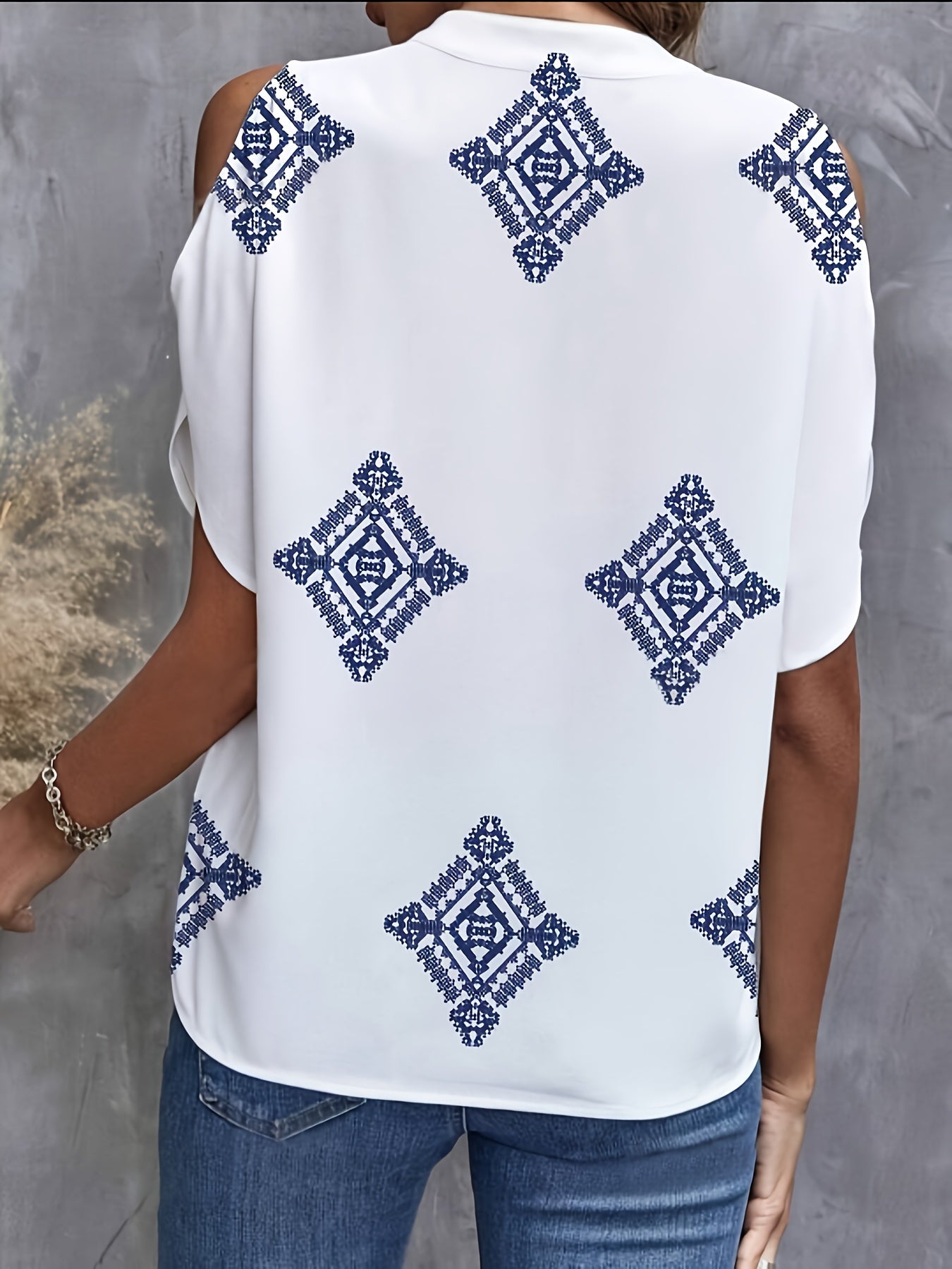 Avenira | Dames V-hals Blouse met Geometrische Print, Cold Shoulder Open Mouwen, Casual Stijlvolle Top