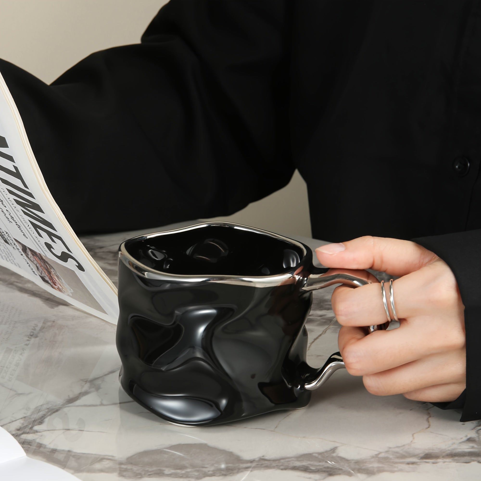 CrumbleMug | Creatieve gekreukelde keramische koffiemok met handvat – uniek gedraaid ontwerp