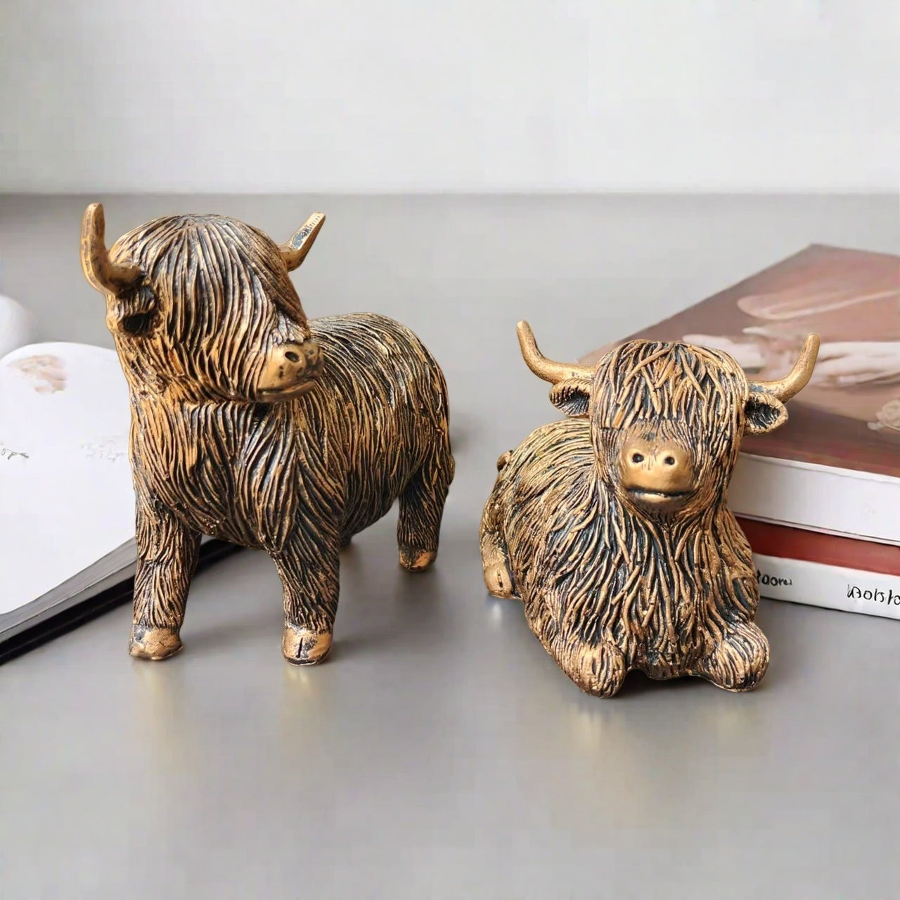 BrassBovines | Set van 2 Highland Cow-beeldjes – Ornamenten van hars met gouden messing afwerking