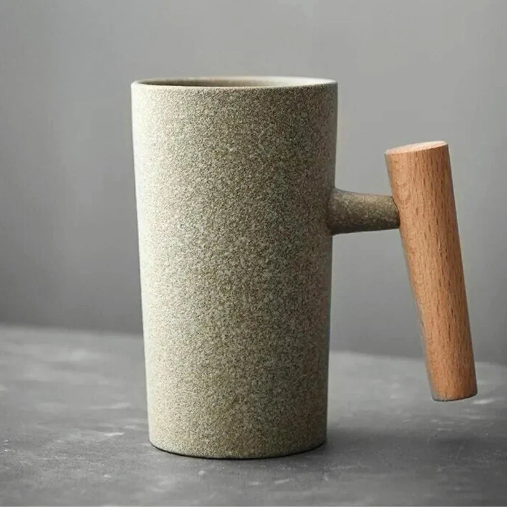 NordBrew | Nordic keramische mok – minimalistische koffiekop met houten handvat, modern Scandinavisch design
