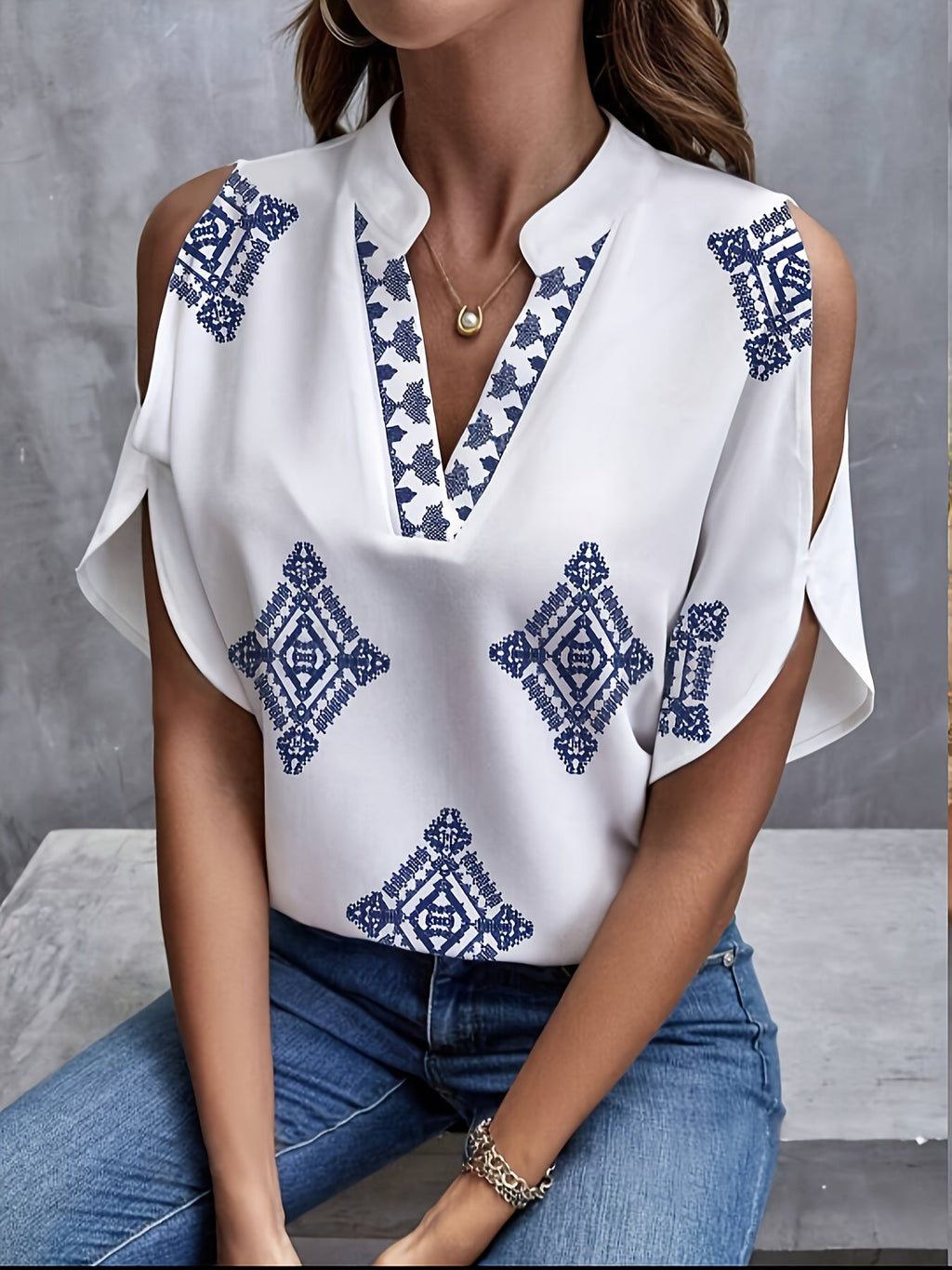 Avenira | Dames V-hals Blouse met Geometrische Print, Cold Shoulder Open Mouwen, Casual Stijlvolle Top
