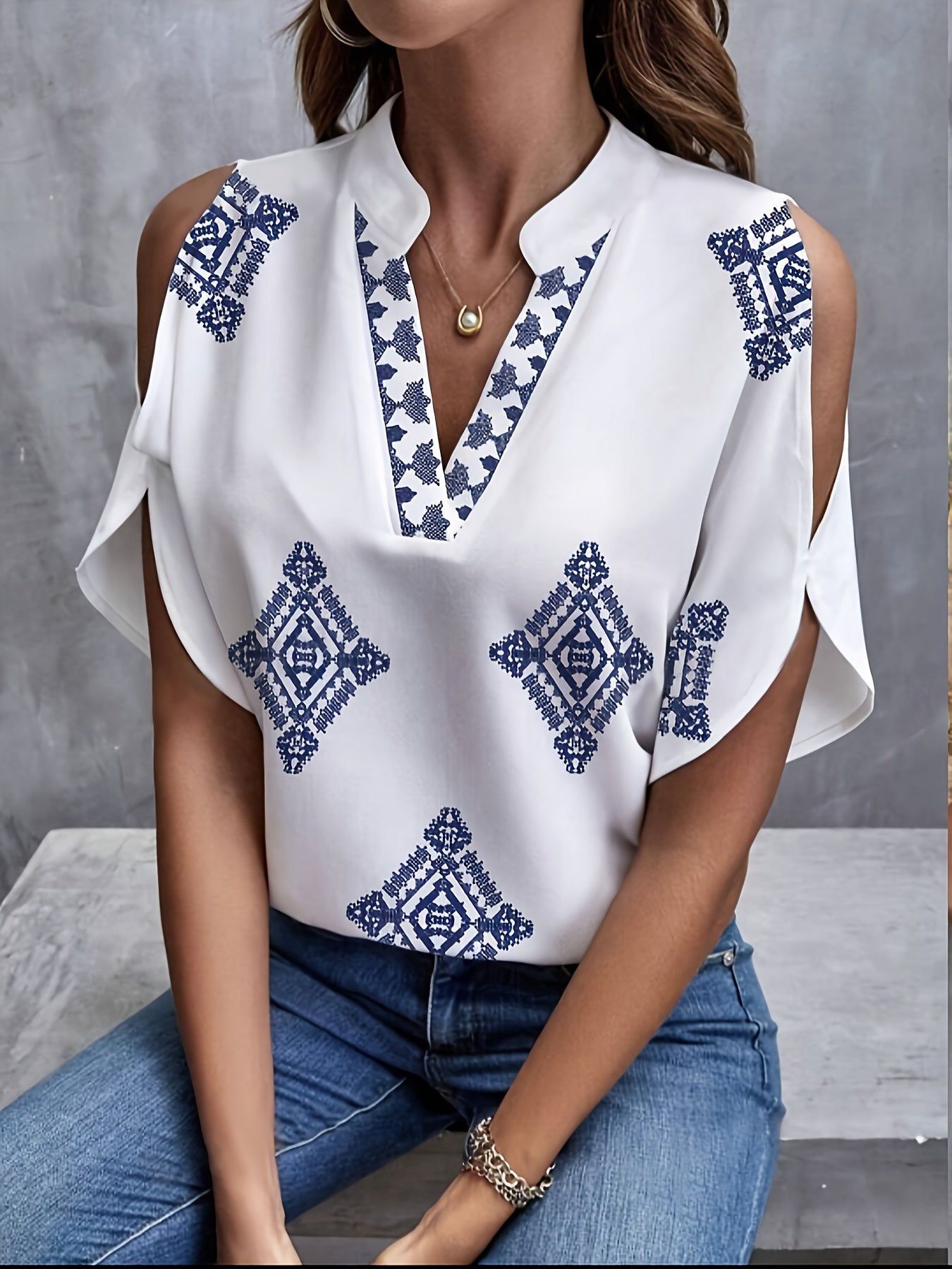 Avenira | Dames V-hals Blouse met Geometrische Print, Cold Shoulder Open Mouwen, Casual Stijlvolle Top