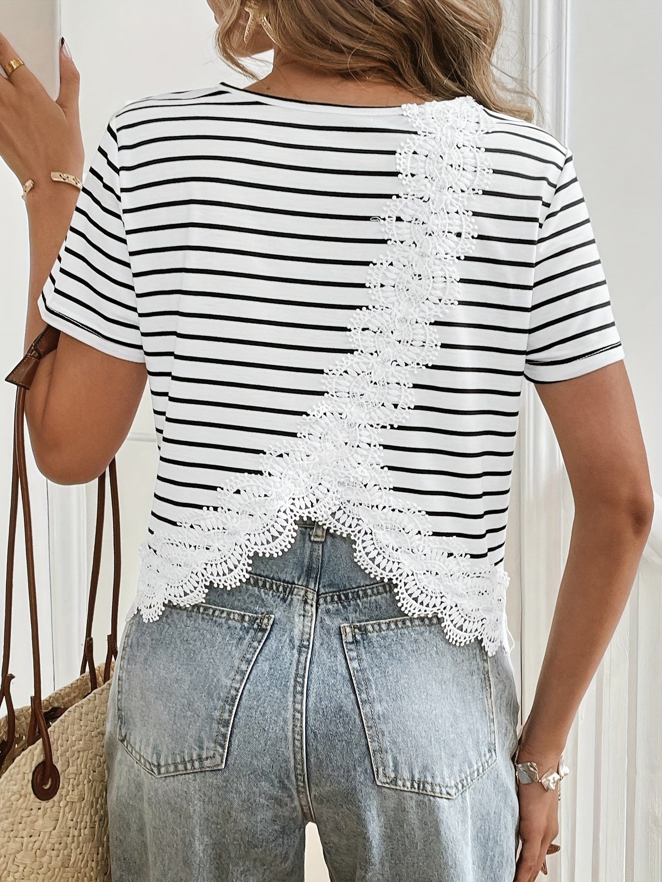 Avenly | Gestreepte T-shirt met kanten rug voor dames – Casual top met korte mouwen