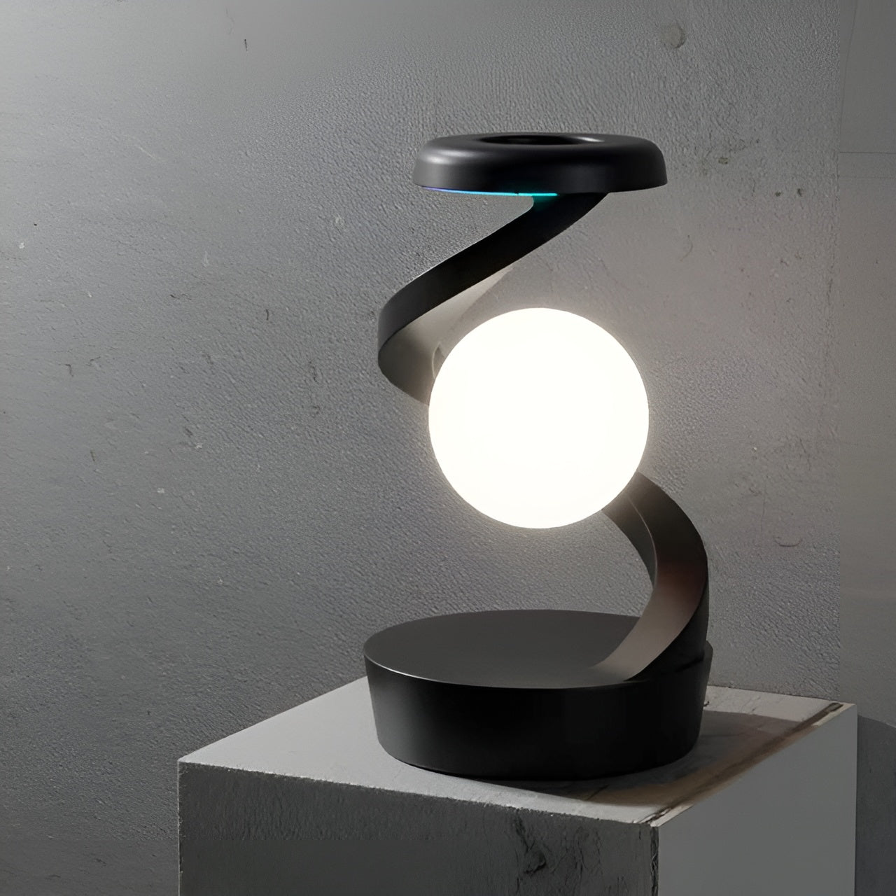 HoverBeam | Drijvende lamp met draaibaar LED-licht & draadloze oplaadbasis
