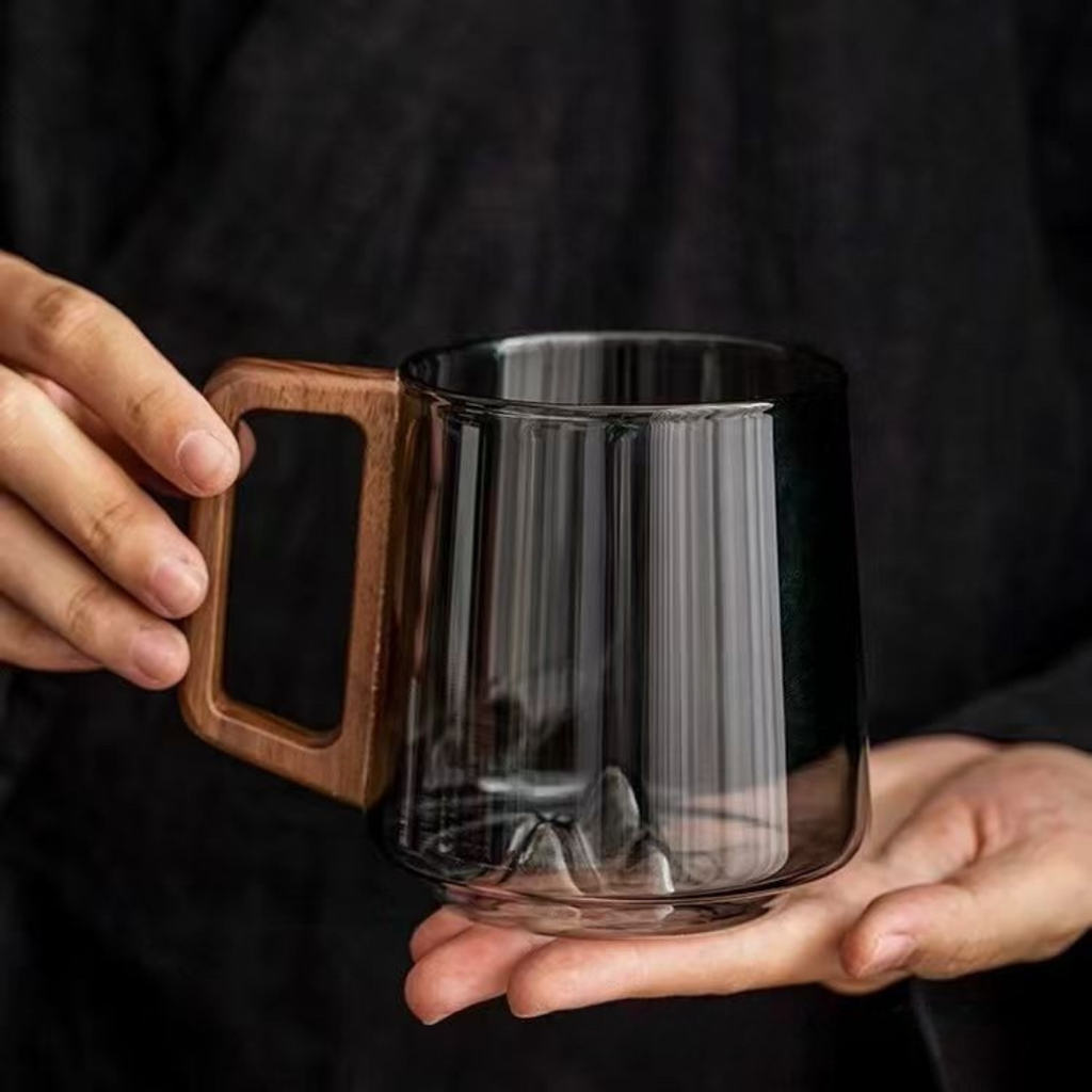 Mugvie | Moderne glazen mok met houten handvat – grote mok van 400 ml