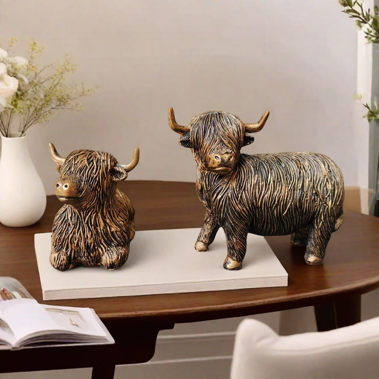 BrassBovines | Set van 2 Highland Cow-beeldjes – Ornamenten van hars met gouden messing afwerking