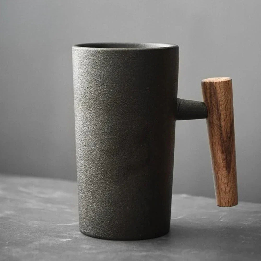 NordBrew | Nordic keramische mok – minimalistische koffiekop met houten handvat, modern Scandinavisch design
