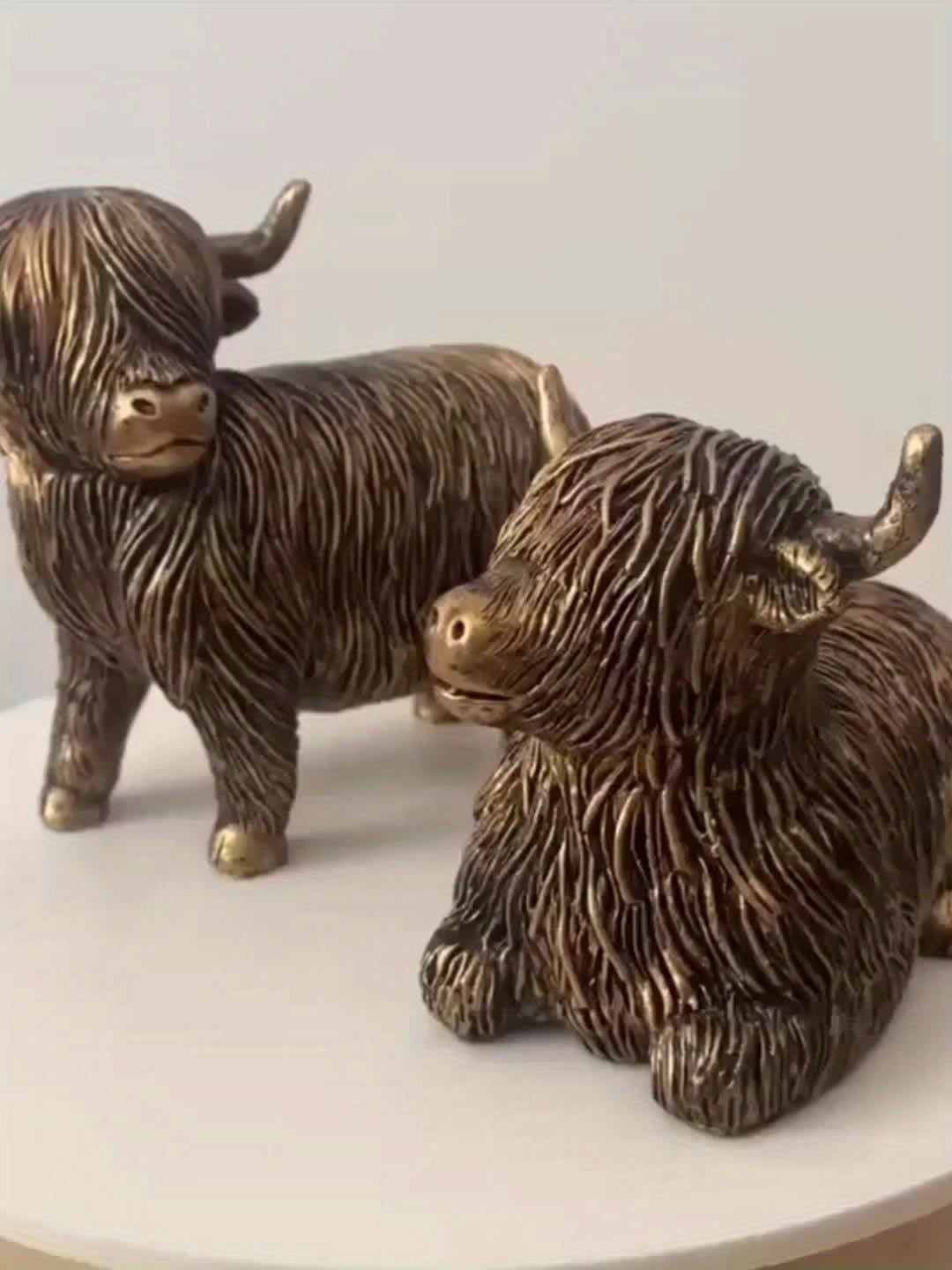 BrassBovines | Set van 2 Highland Cow-beeldjes – Ornamenten van hars met gouden messing afwerking