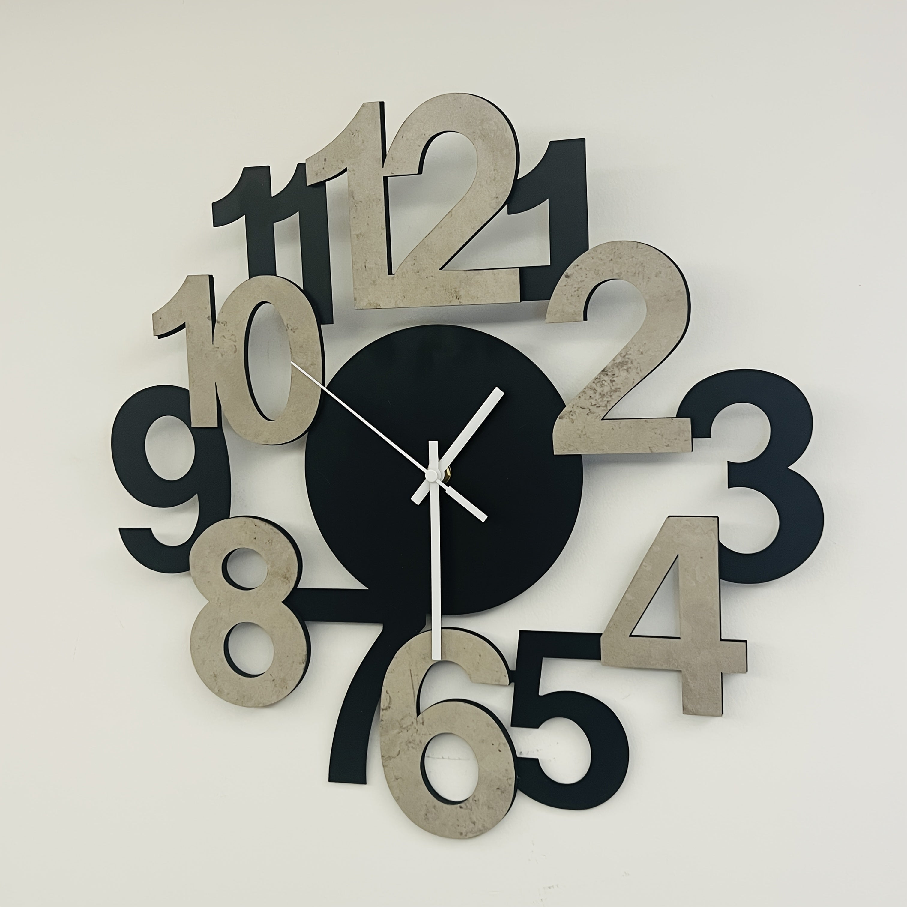 DigiForm | Moderne Metalen Wandklok - Asymmetrisch Digitaal Silhouet Ontwerp
