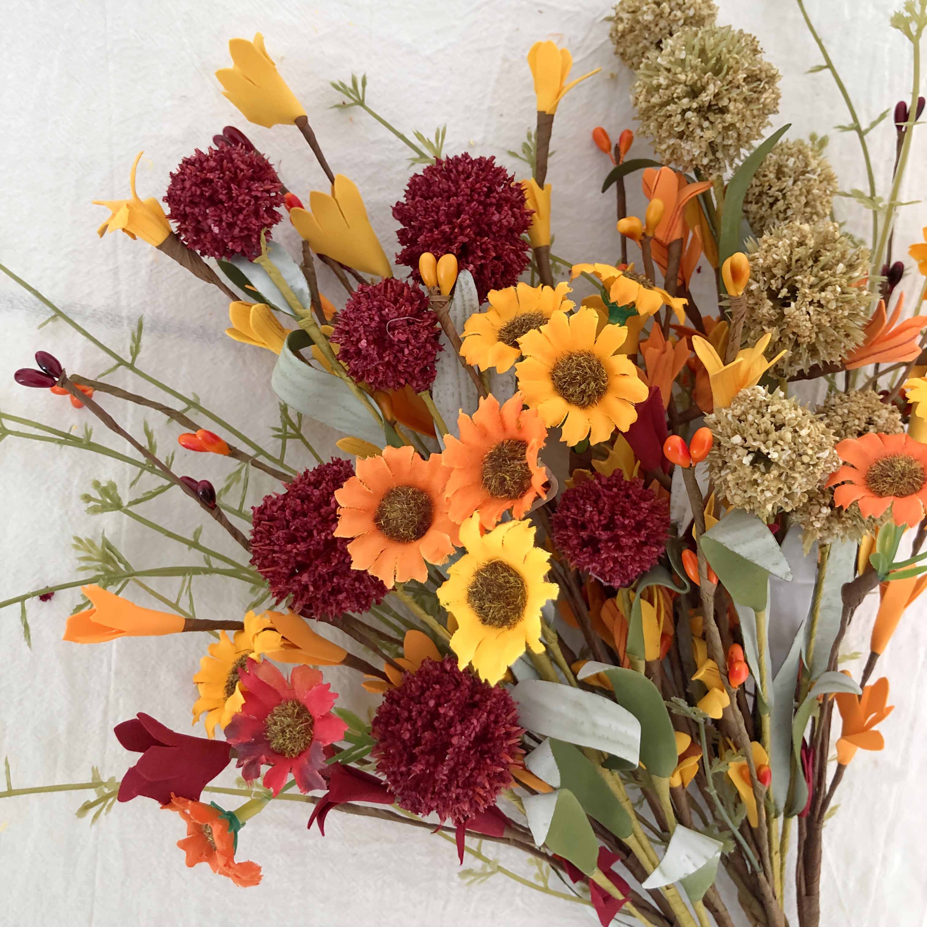 HarvestBloom | 6-pack kunstbloemen voor de herfst – witte en rode paardenbloemen, hortensia's, madeliefjesstelen