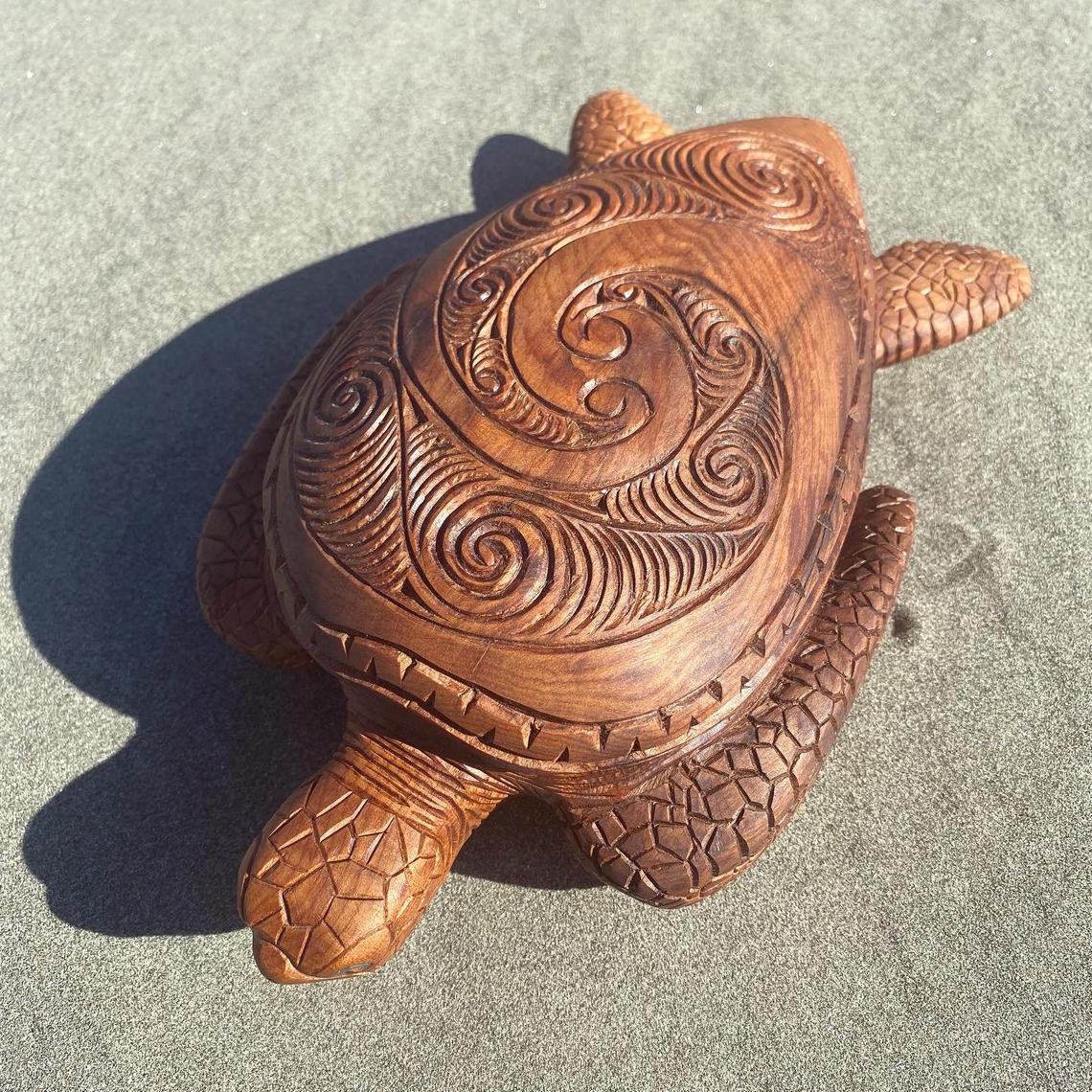 TimberShell | Houten schildpad ornament – Handgemaakt houten beeldhouwwerk, Hawaiiaanse stijl, decoratief beeldje