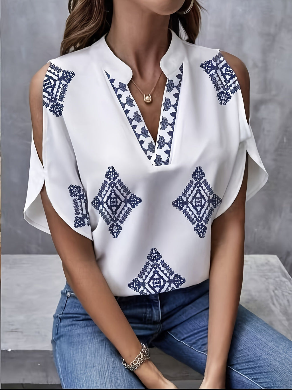 Avenira | Dames V-hals Blouse met Geometrische Print, Cold Shoulder Open Mouwen, Casual Stijlvolle Top