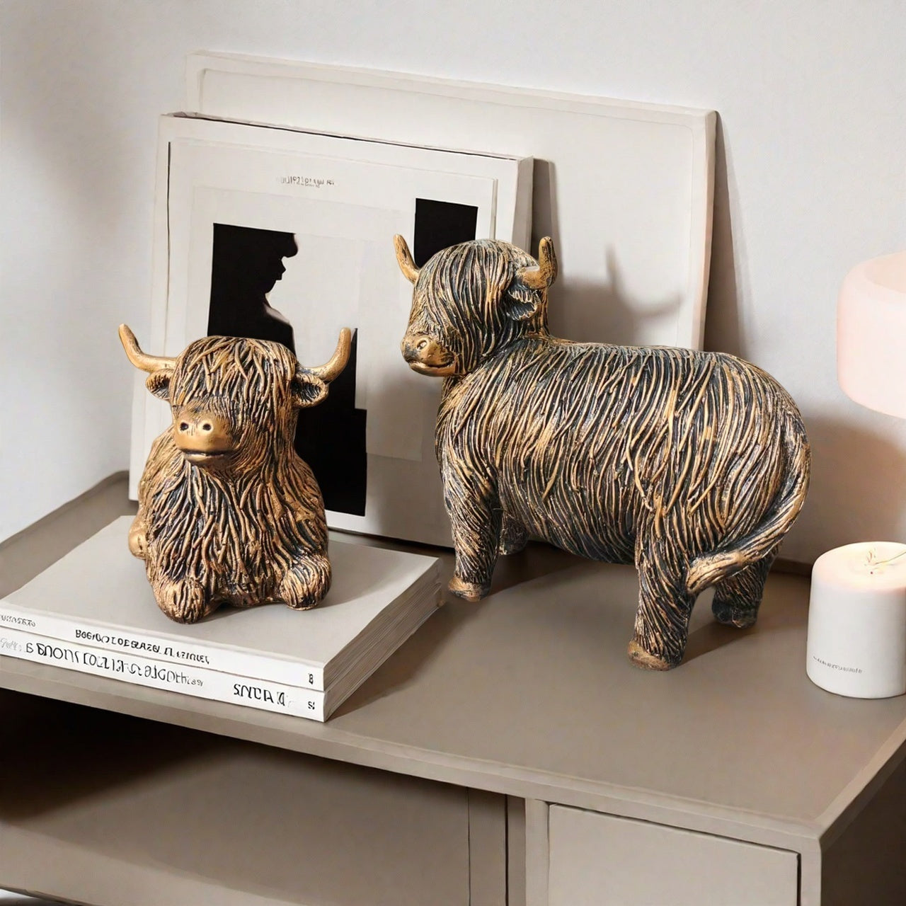 BrassBovines | Set van 2 Highland Cow-beeldjes – Ornamenten van hars met gouden messing afwerking