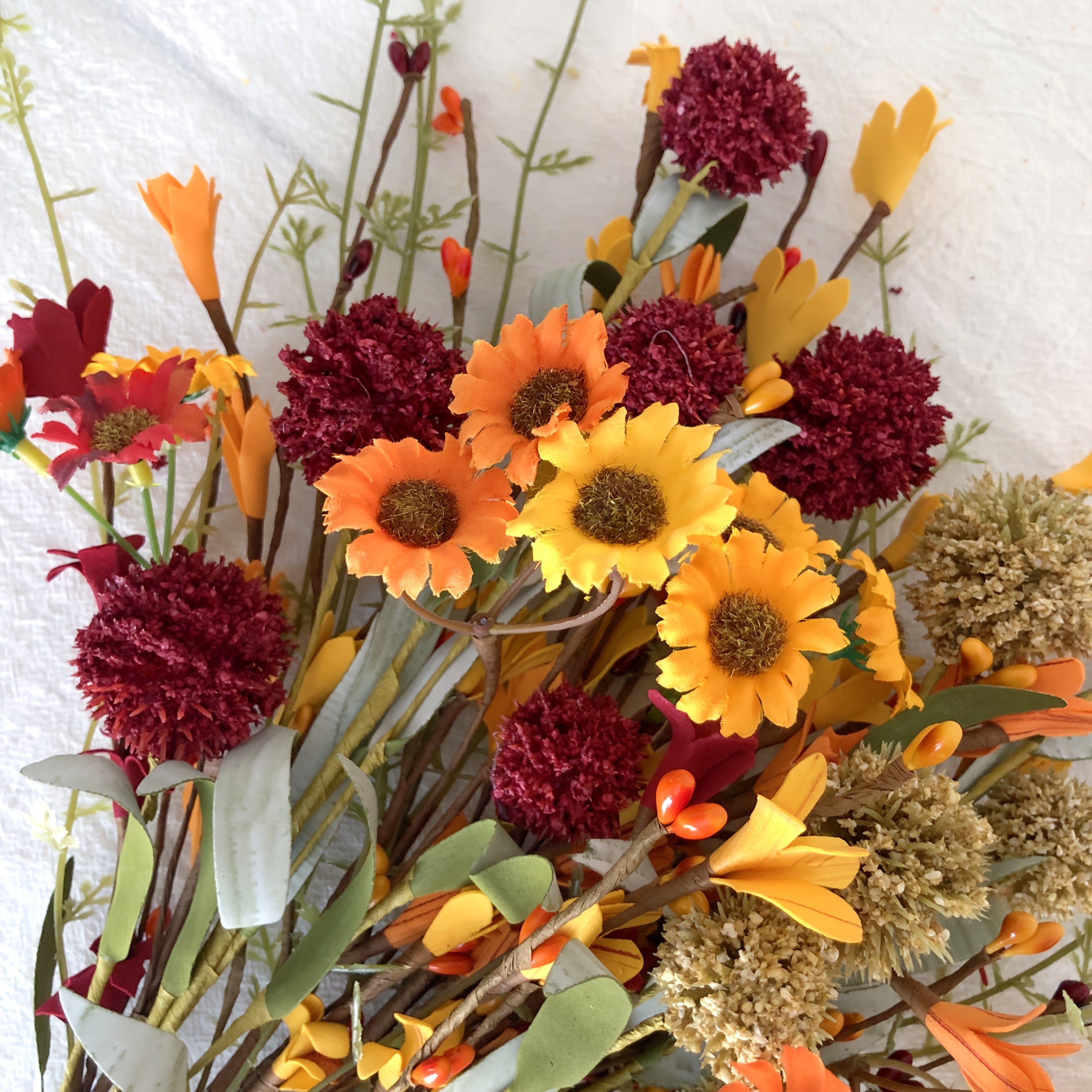 HarvestBloom | 6-pack kunstbloemen voor de herfst – witte en rode paardenbloemen, hortensia's, madeliefjesstelen