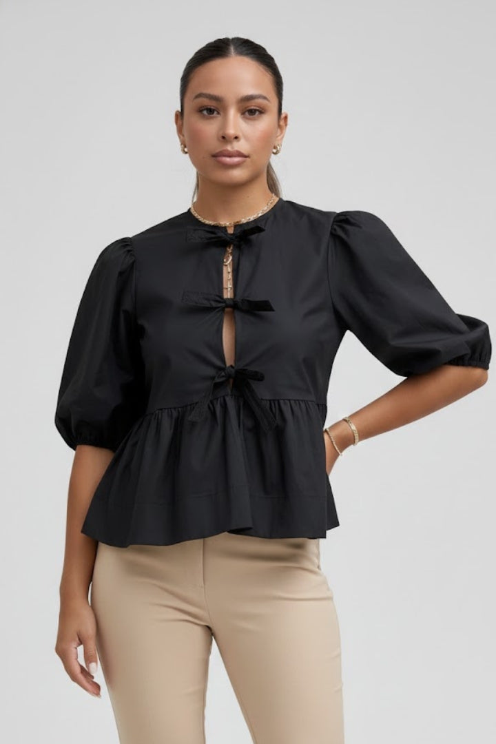 Blae | Luxe babydoll-shirt met strik aan de voorkant – pofmouwen, peplum en strik