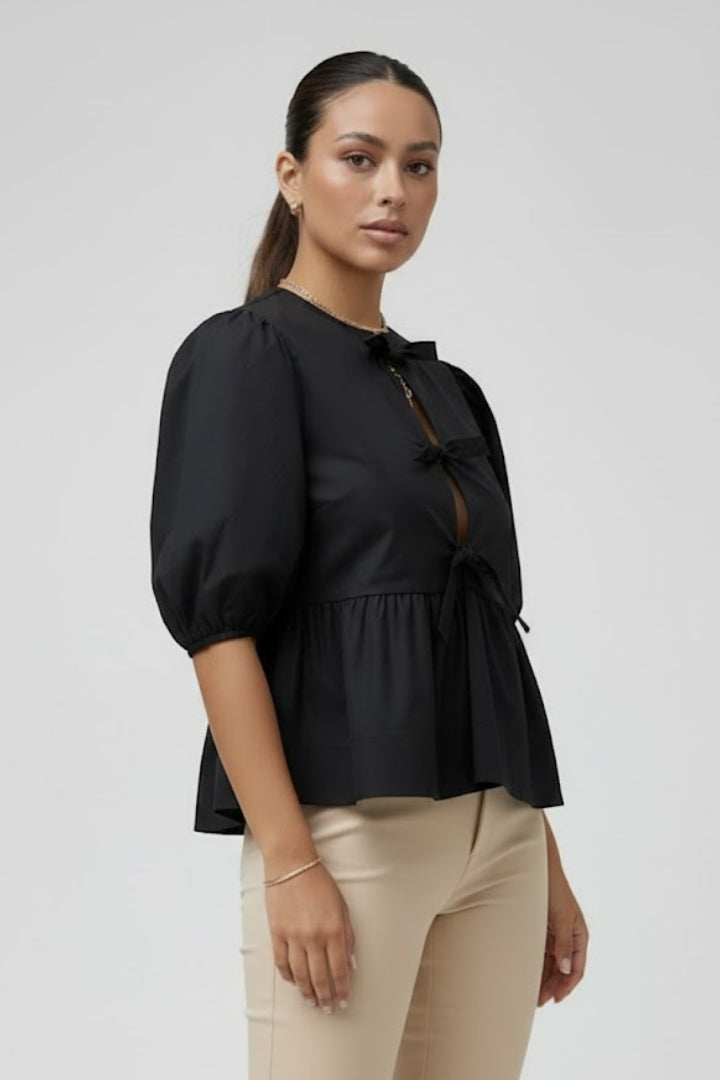 Blae | Luxe babydoll-shirt met strik aan de voorkant – pofmouwen, peplum en strik