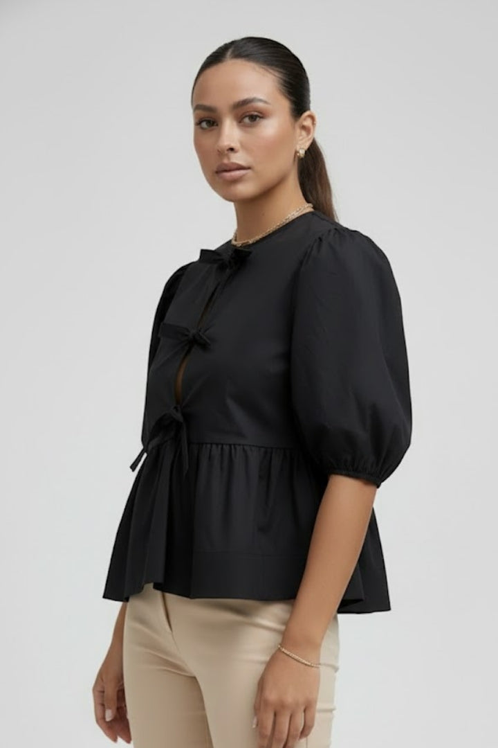 Blae | Luxe babydoll-shirt met strik aan de voorkant – pofmouwen, peplum en strik