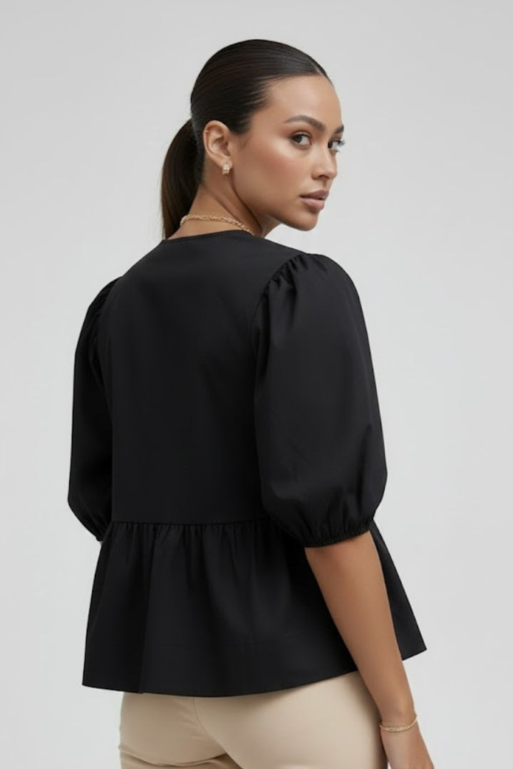 Blae | Luxe babydoll-shirt met strik aan de voorkant – pofmouwen, peplum en strik