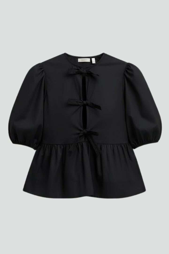 Blae | Luxe babydoll-shirt met strik aan de voorkant – pofmouwen, peplum en strik