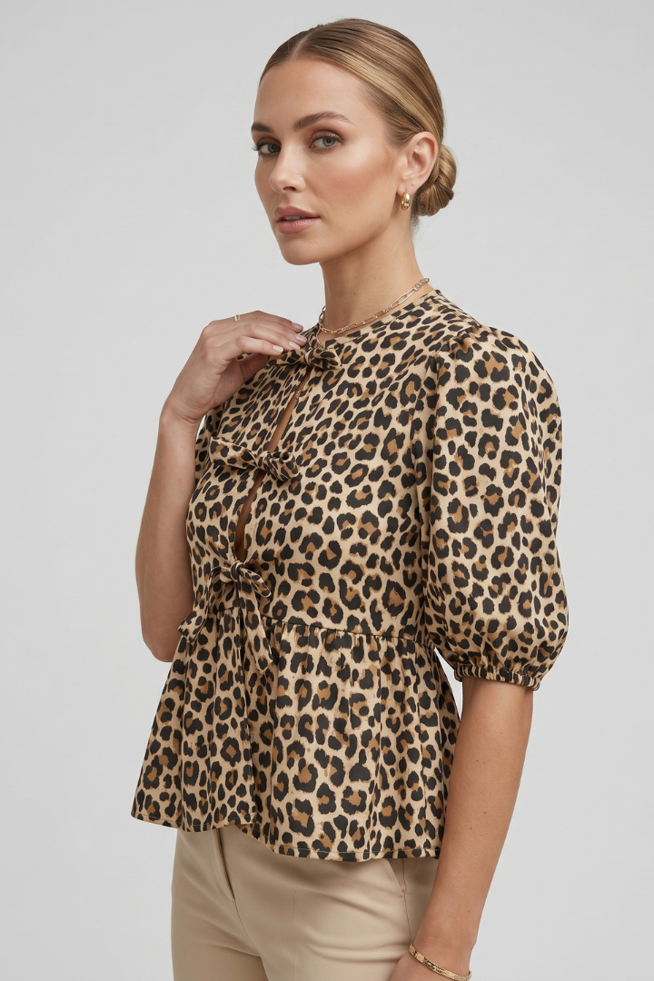 Blae | Luxe babydoll-shirt met strik aan de voorkant – pofmouwen, peplum en strik