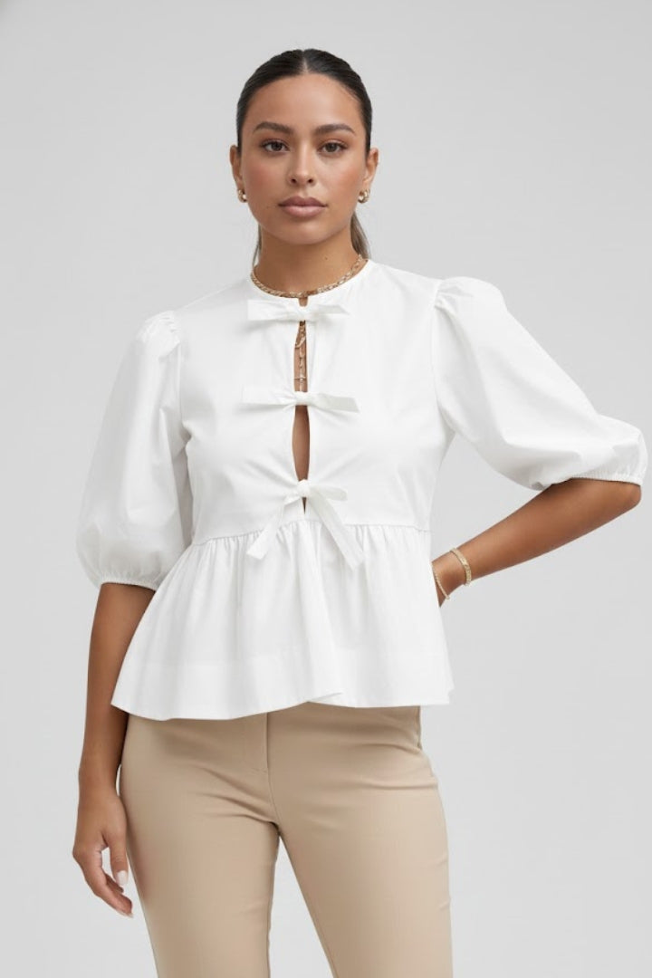 Blae | Luxe babydoll-shirt met strik aan de voorkant – pofmouwen, peplum en strik