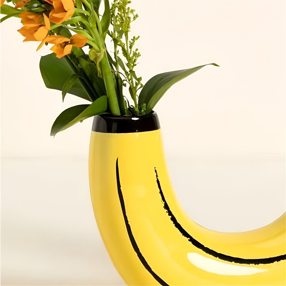 Crescenta | Banaanvormige decoratieve vaas – gemaakt van hars, stijlvolle woondecoratie