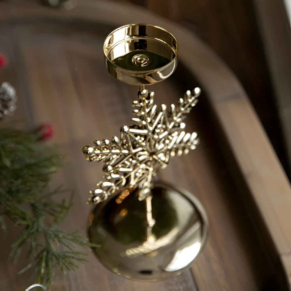 YuletideShine | Vintage gouden kerstkaarsenhouder – Metallic feestelijke decoratie voor thuis en feesttafels