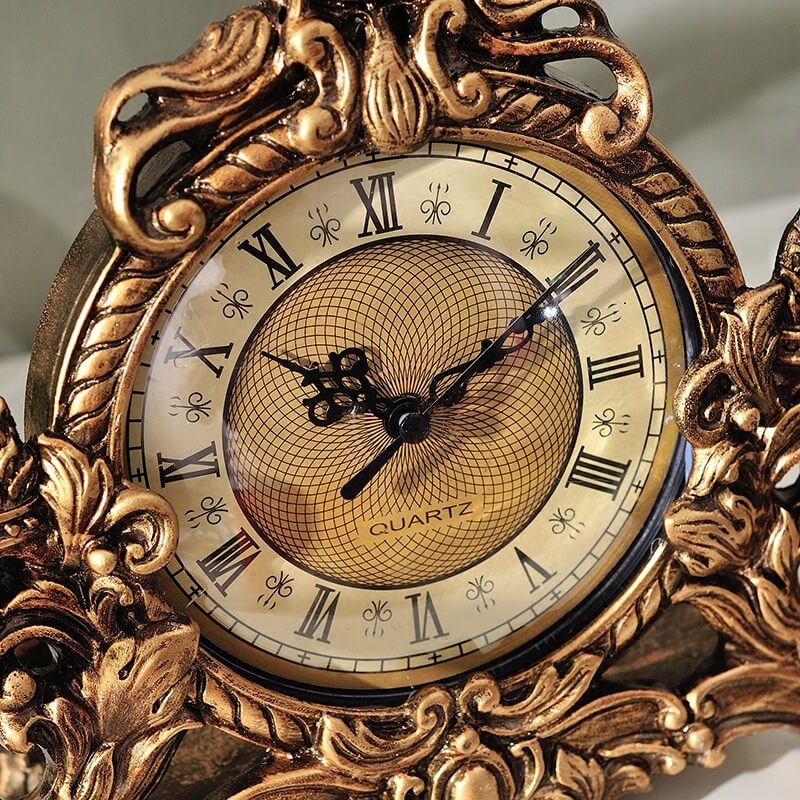 HeritageTick | Antieke decoratieve tafelklok van hars
