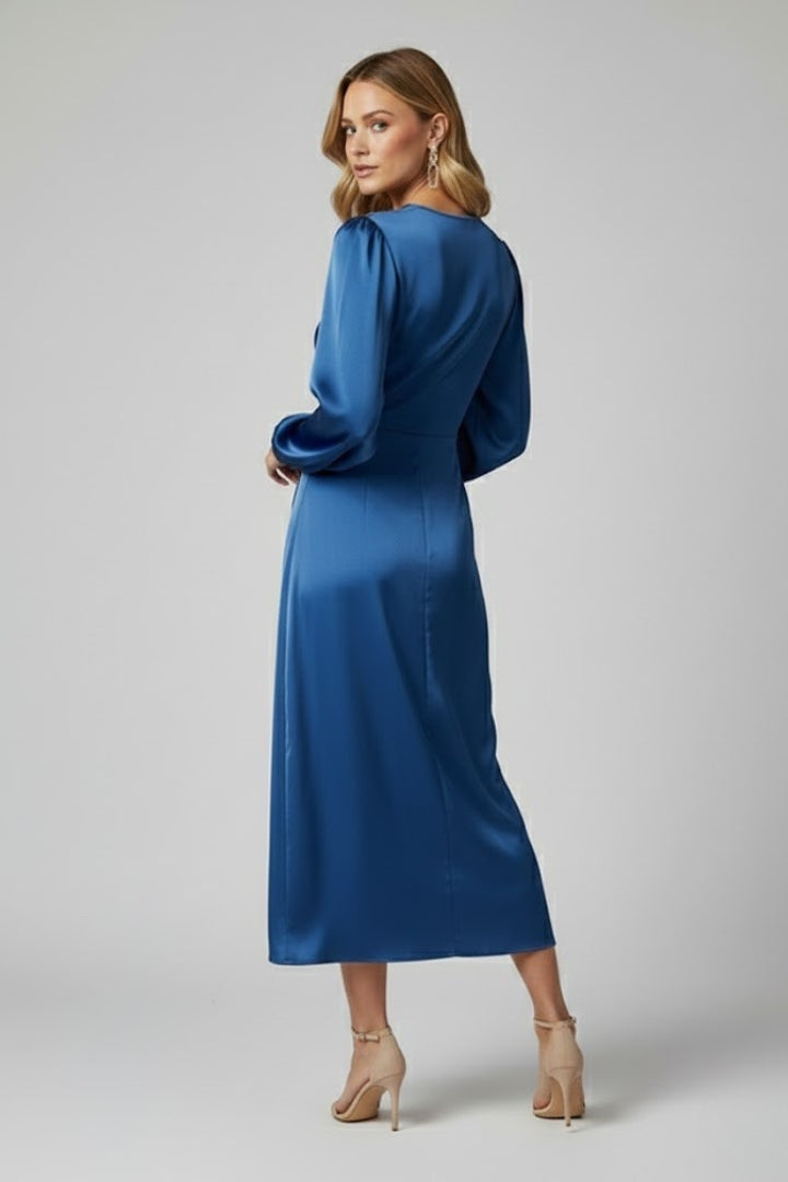 Caia | Midi-jurk met gestroomlijnde elegantie – Diepe V-hals, overslagmodel, lange mouwen