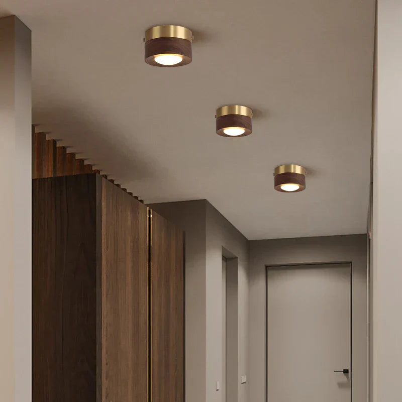RadiantWood | Walnoot plafondlamp met LED spot en gouden accenten