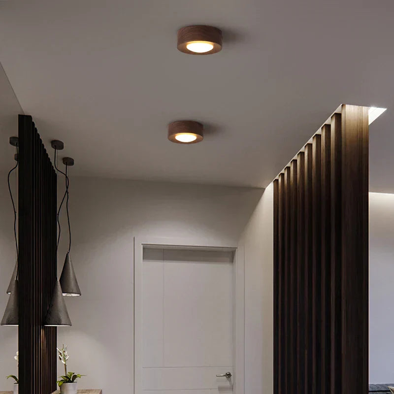 RadiantWood | Walnoot plafondlamp met LED spot en gouden accenten