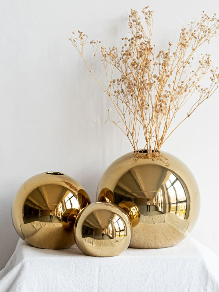 DazzleSphere | Elegante goud vergulde keramische bolvaas