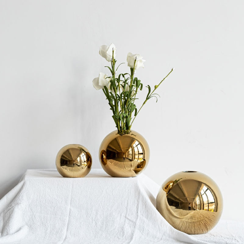 DazzleSphere | Elegante goud vergulde keramische bolvaas