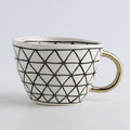 LuxeMug | Geometrisch Patroon Kopje met Gouden Handvat, Elegante Keramische Koffiemok, Luxe Theekopje