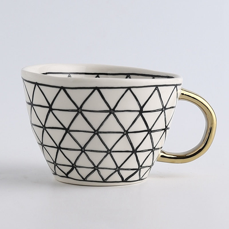 LuxeMug | Geometrisch Patroon Kopje met Gouden Handvat, Elegante Keramische Koffiemok, Luxe Theekopje